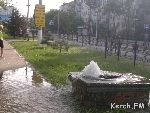 Новости » Экология » Коммуналка: По одной из центральных улиц Керчи течет вода с хлоркой